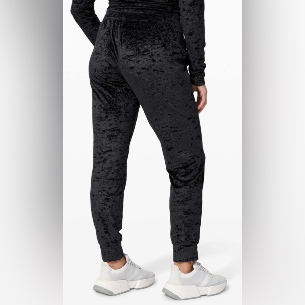 Lululemon Crushed Velvet Ready to Crush Joggers‎ Embroidered logo Black size 8